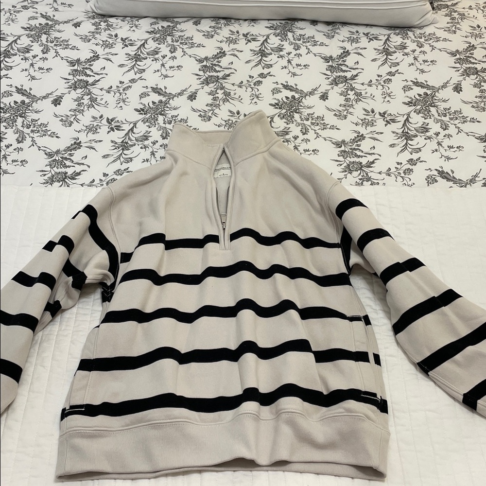 Abercrombie & Fitch Black and Cream Striped Sweatshirt